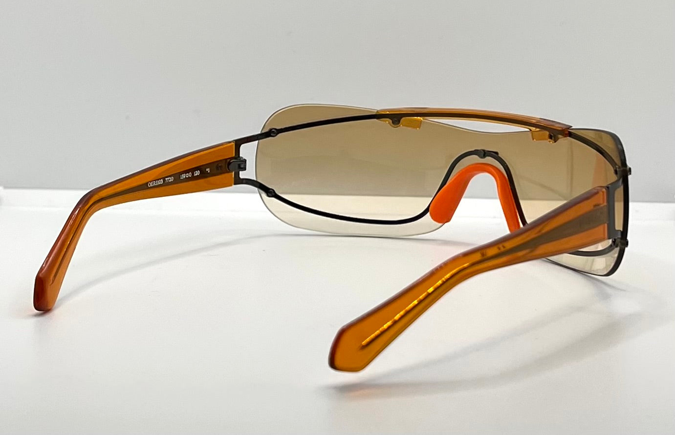 OFF-WHITE™ OERI103 7720 – Amber Shield Sunglasses

BNIB – Full Kit – Made in Italy