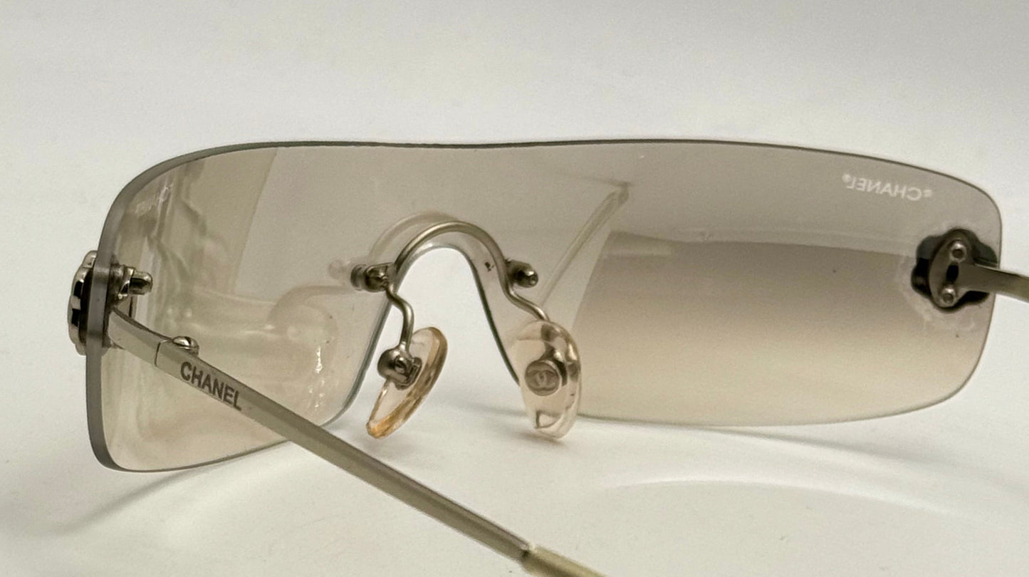CHANEL 4086 c.124/6Y Rimless Shield Sunglasses – Silver Camellia – Gradient Smoke Bronze Lens – Y2K Deadstock – Full Kit