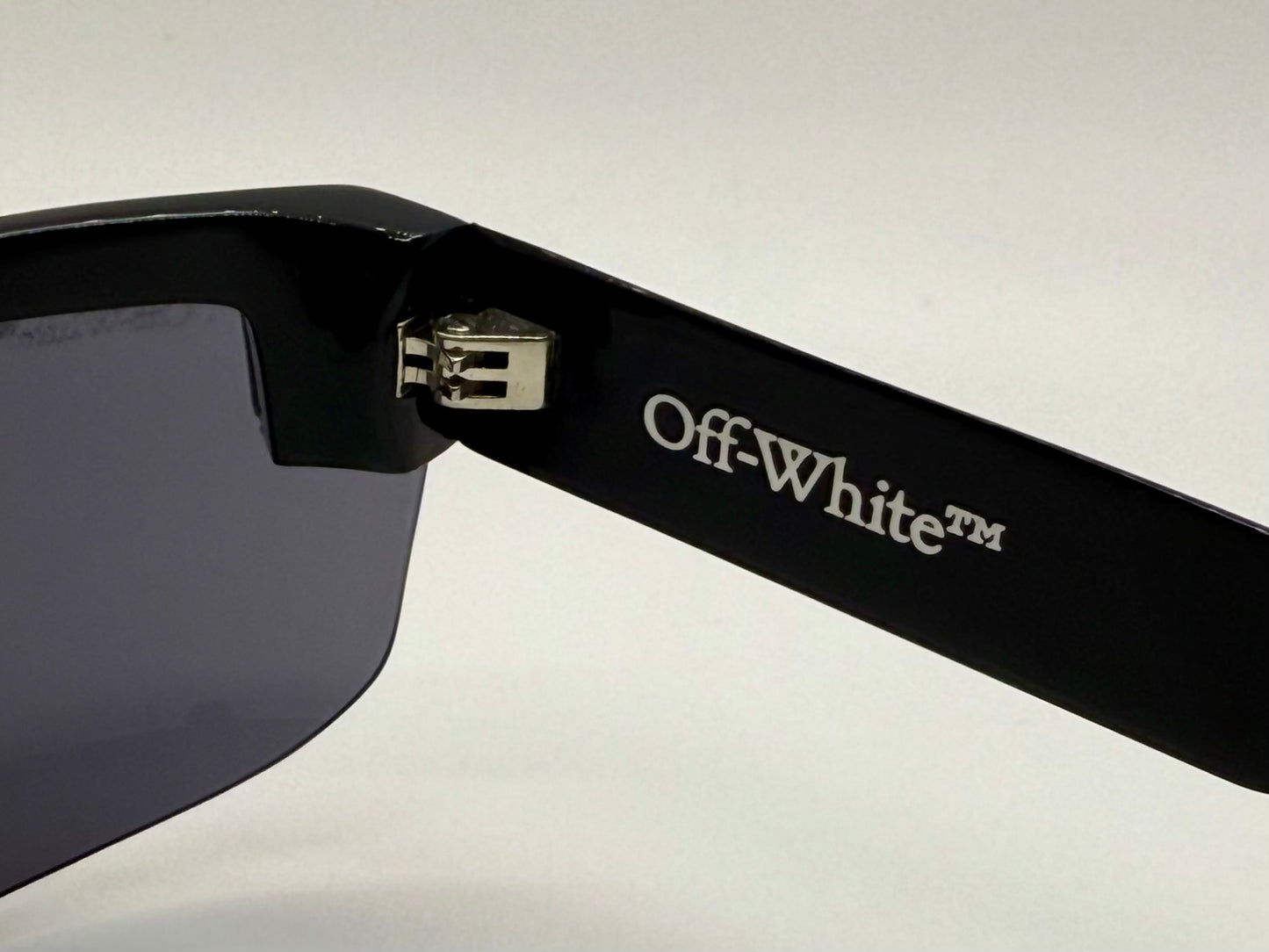 Vintage Off-White Black Shield Wraparound Sunglasses Model Oeri068 1007