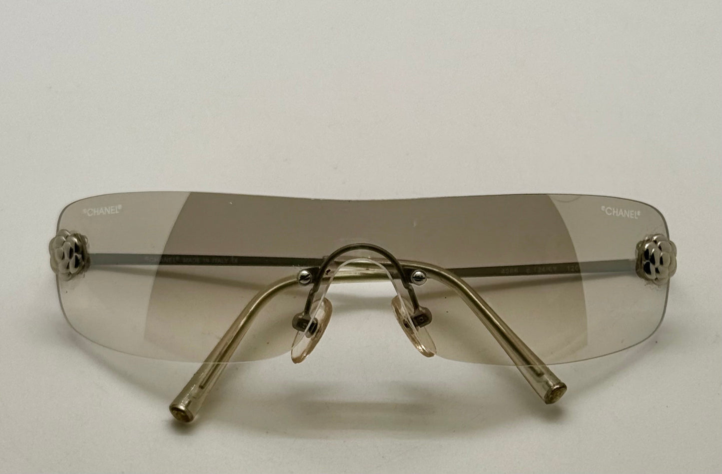 CHANEL 4086 c.124/6Y Rimless Shield Sunglasses – Silver Camellia – Gradient Smoke Bronze Lens – Y2K Deadstock – Full Kit