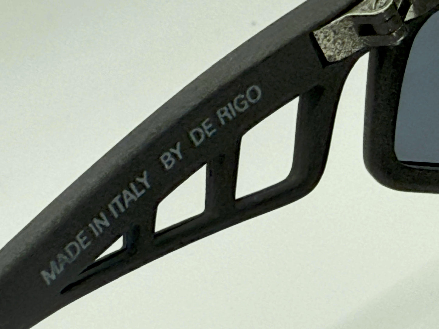 Fila Mod.8862 Col.9714 Y2K Vintage Deadstock Carbon Fiber Wrap Sunglasses Italy