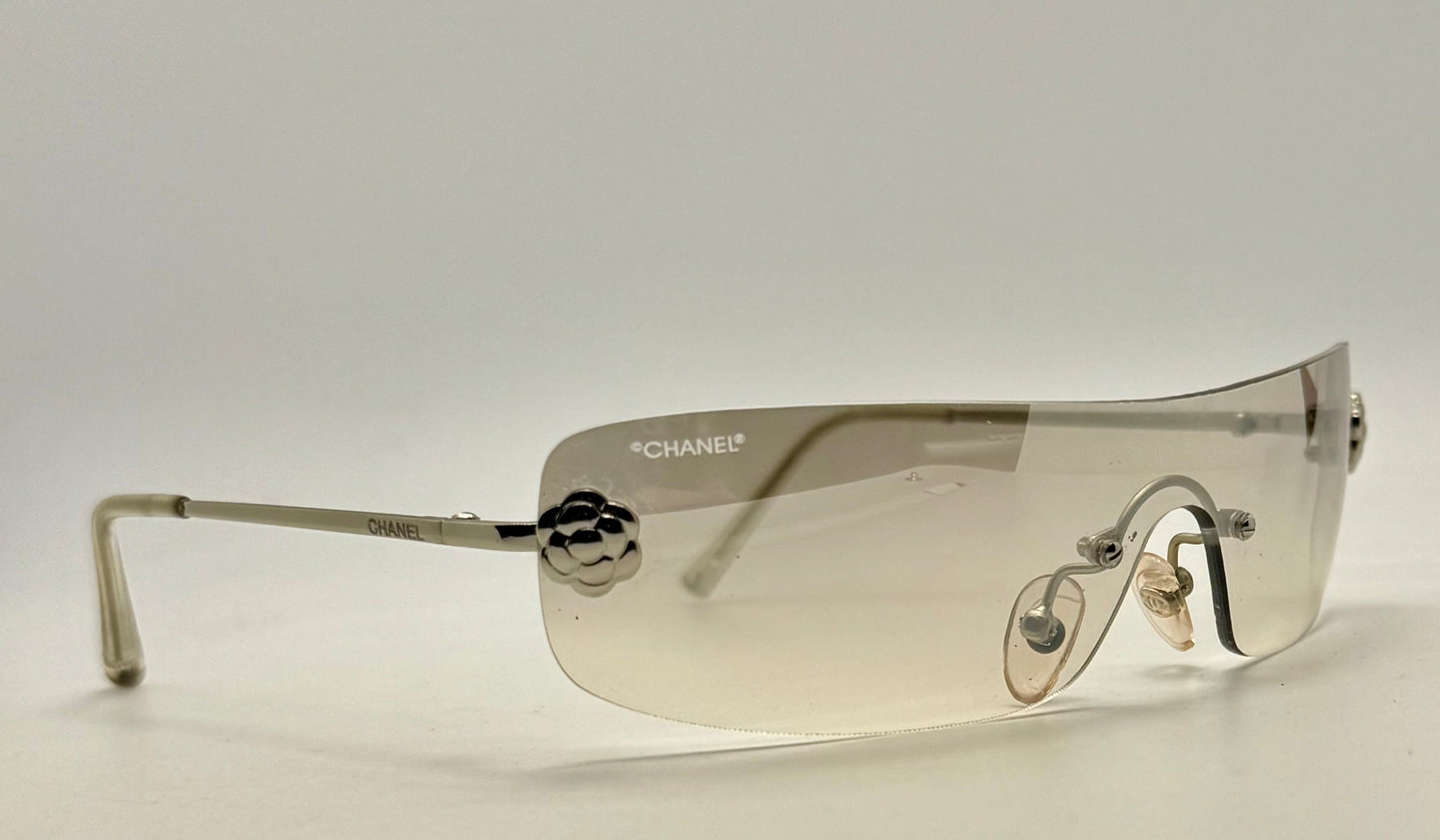 CHANEL 4086 c.124/6Y Rimless Shield Sunglasses – Silver Camellia – Gradient Smoke Bronze Lens – Y2K Deadstock – Full Kit