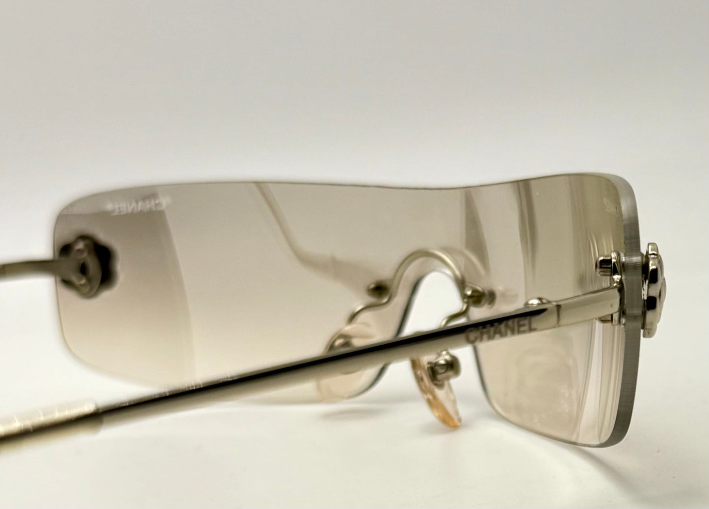CHANEL 4086 c.124/6Y Rimless Shield Sunglasses – Silver Camellia – Gradient Smoke Bronze Lens – Y2K Deadstock – Full Kit
