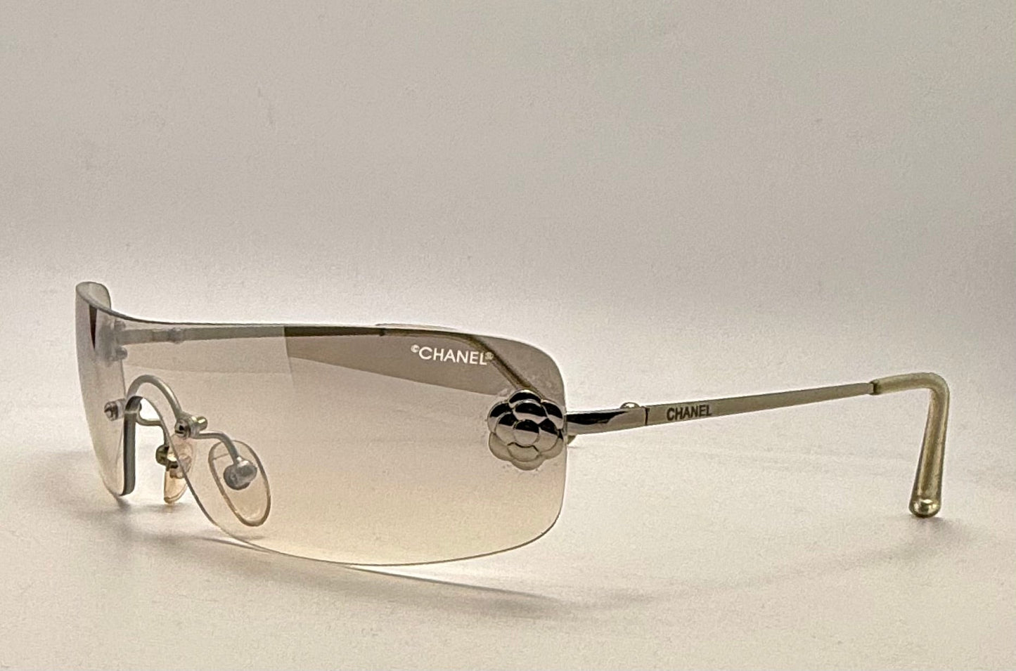 CHANEL 4086 c.124/6Y Rimless Shield Sunglasses – Silver Camellia – Gradient Smoke Bronze Lens – Y2K Deadstock – Full Kit