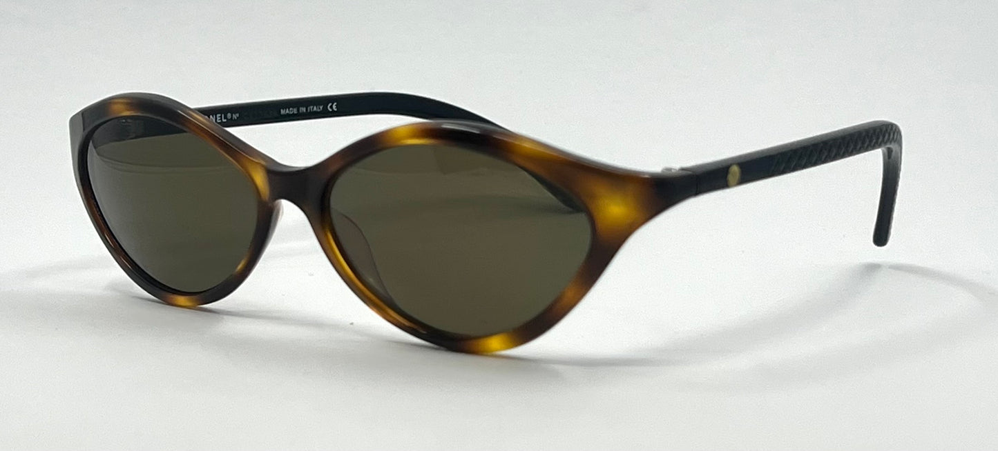 Chanel 5001 Vintage Cat Eye Sunglasses Brown Tortoiseshell Green Lenses Italy