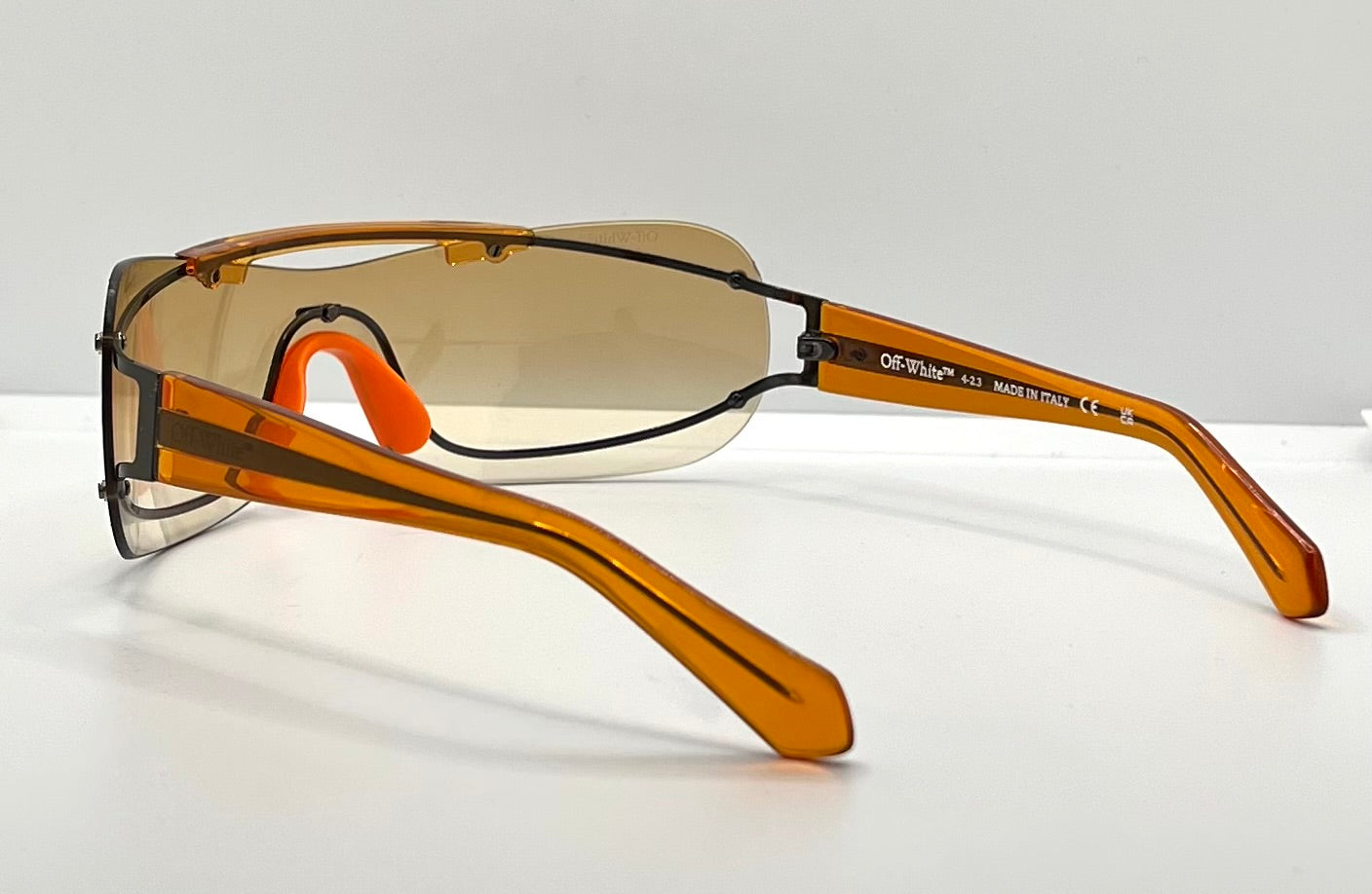 OFF-WHITE™ OERI103 7720 – Amber Shield Sunglasses

BNIB – Full Kit – Made in Italy