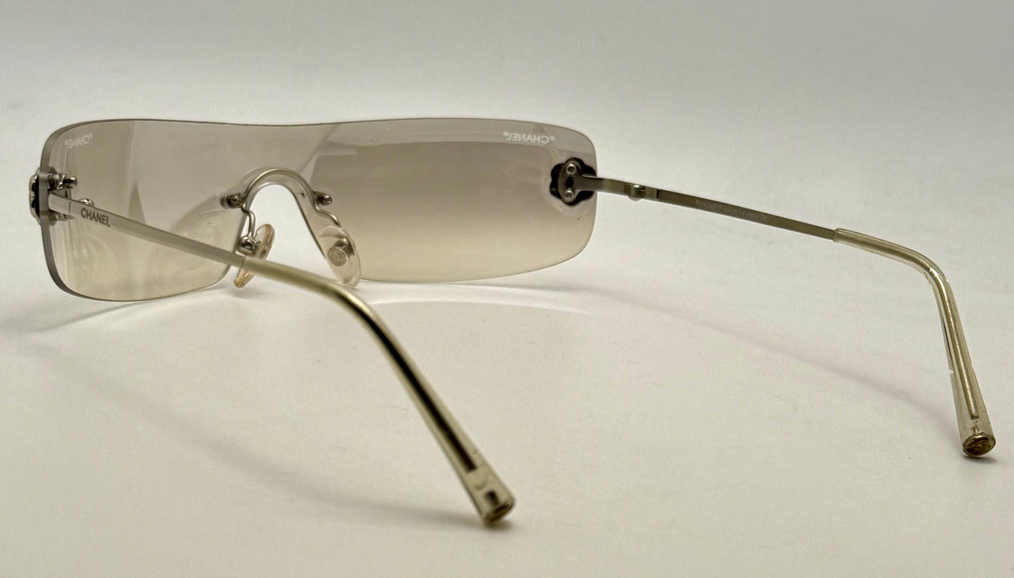 CHANEL 4086 c.124/6Y Rimless Shield Sunglasses – Silver Camellia – Gradient Smoke Bronze Lens – Y2K Deadstock – Full Kit